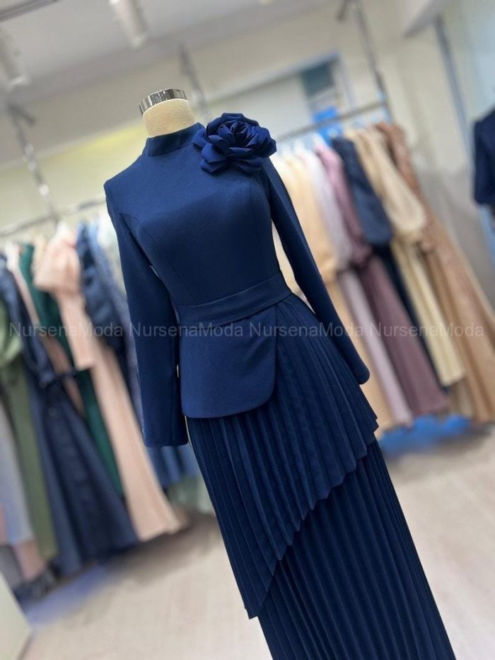 Sude Gül Detaylı Piliseli Lacivert Abiye tesettür elbise