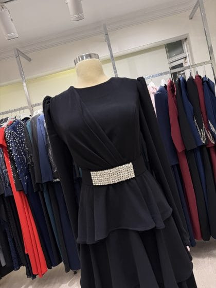 Siyah Kat Kat Volanlı Taş Kemerli Krep Abiye Elbise