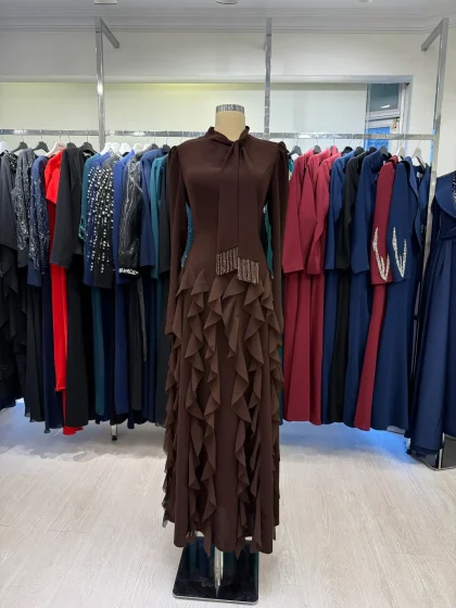Kahverengi Lilyum Kat Kat Detaylı Krep Tesettür Abiye