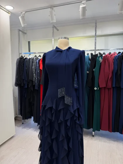 Lacivert Lilyum Kat Kat Detaylı Krep Tesettür Abiye