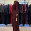 bordo-drapeli-abiye-bel-detayi.webp Bordo kruvaze drapeli piliseli tesettür abiye ön görünüm