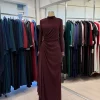bordo-piliseli-abiye-on-gorunum.webp Bordo kruvaze tesettür abiye bel ve drape detayı