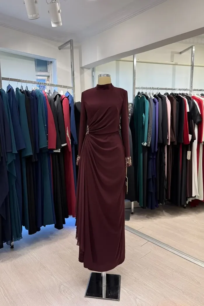 bordo-piliseli-abiye-on-gorunum.webp Bordo kruvaze tesettür abiye bel ve drape detayı